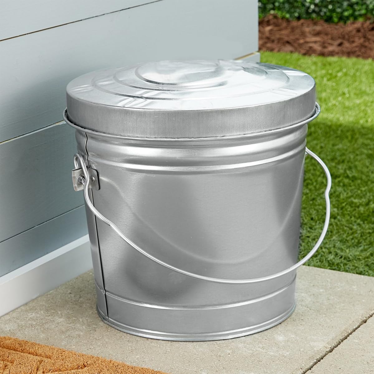 6 Gallon Galvanized Steel Locking Trash Can P132